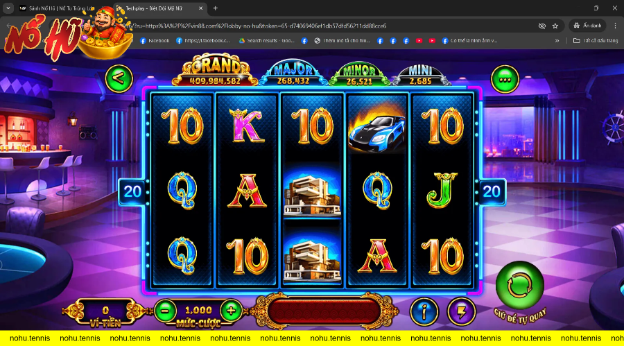 Giao diện trò chơi slot với các biểu tượng xe hơi, biệt thự và chữ cái màu sắc.